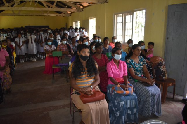 මස්කෙළිය සමන්එලිය විද්‍යාලයේ දරුවන්ට පාසල් උපකරණ සහ වියලි ආහාර ද්‍රව්‍ය බෙදා දෙයි